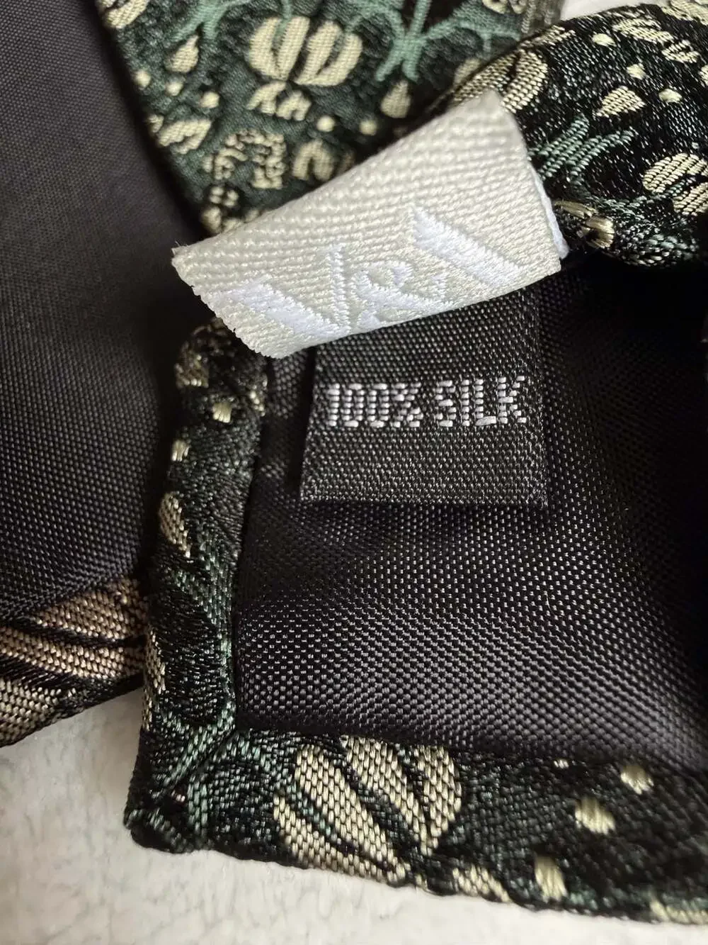 V&A 100% silk